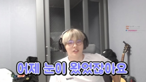 [유머] 미끄러져서 2억 3천 벤츠 위로 넘어진 유튜버 -  와이드섬