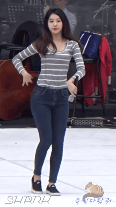 [연예] [움짤]         베스티 다혜 사복 리허설 . GIF -  와이드섬