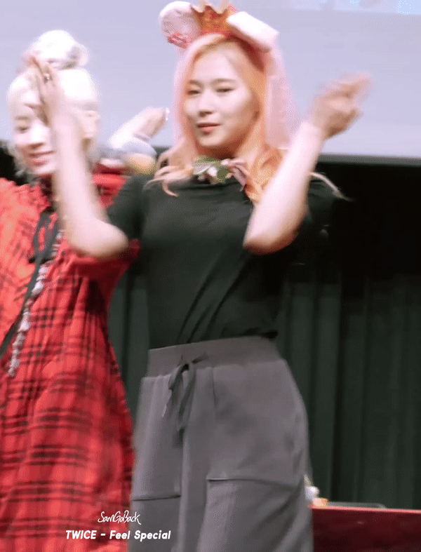 [연예] [움짤]         화려하게 흔들리는 검은티 사나 . GIF -  와이드섬