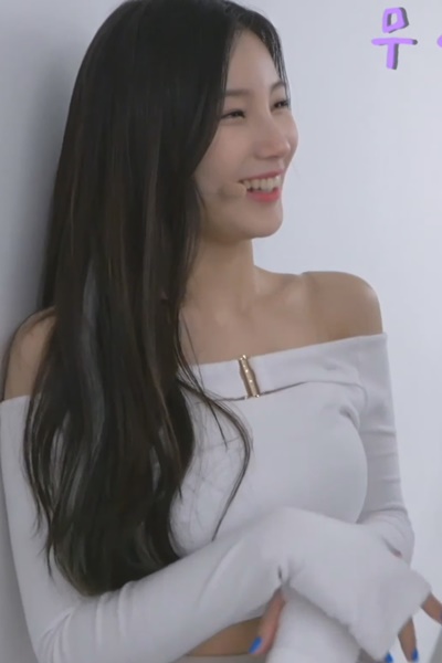 [연예] [움짤]             봉긋한 흰색 오프솔더 엘리스 소희 -  와이드섬