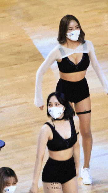 [유머] 치어리더의 롤린 댄스 -  와이드섬