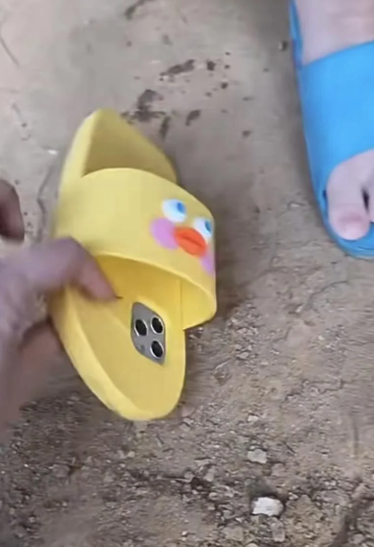 [유머] 아들이 신은 슬리퍼를 본 엄마 -  와이드섬