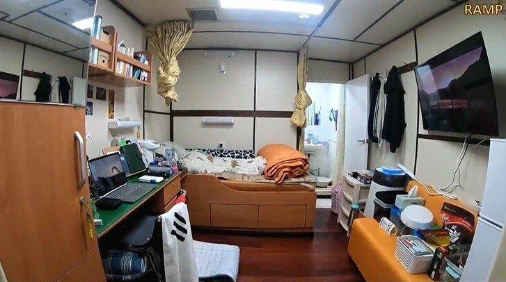 [유머] 원양어선 항해사의 개인룸. -  와이드섬