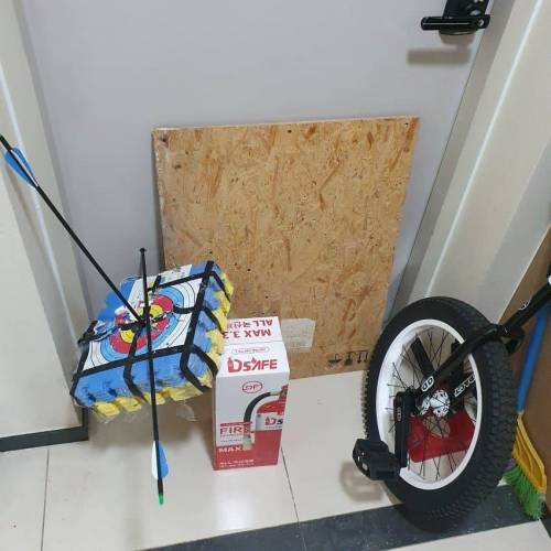 [유머] 집에서 컴파운드 보우로 놀다가..;; -  와이드섬