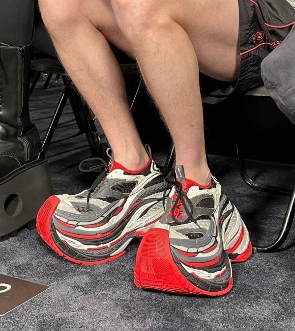 [유머] 발렌시아가 신상 운동화 근황.. -  와이드섬