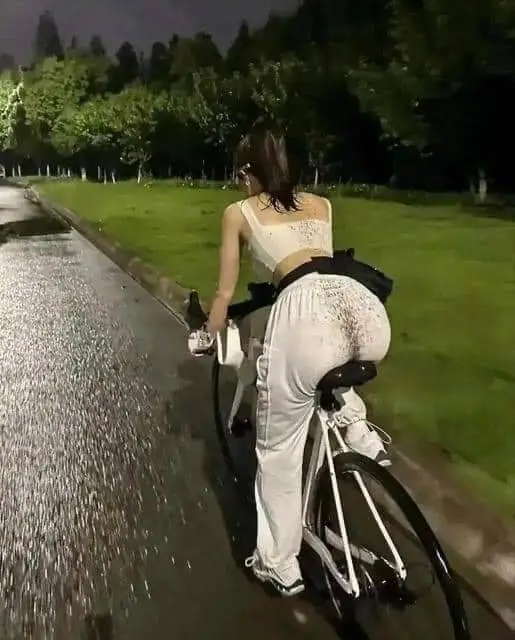 [유머] 비오고 나서 흰옷 입고 자전거를 타면 안 되는 이유.. -  와이드섬