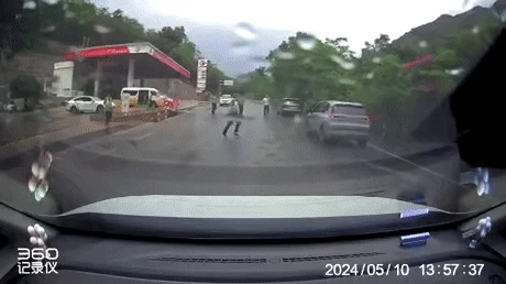 [유머] 믿음직한 중국 경찰 -  와이드섬