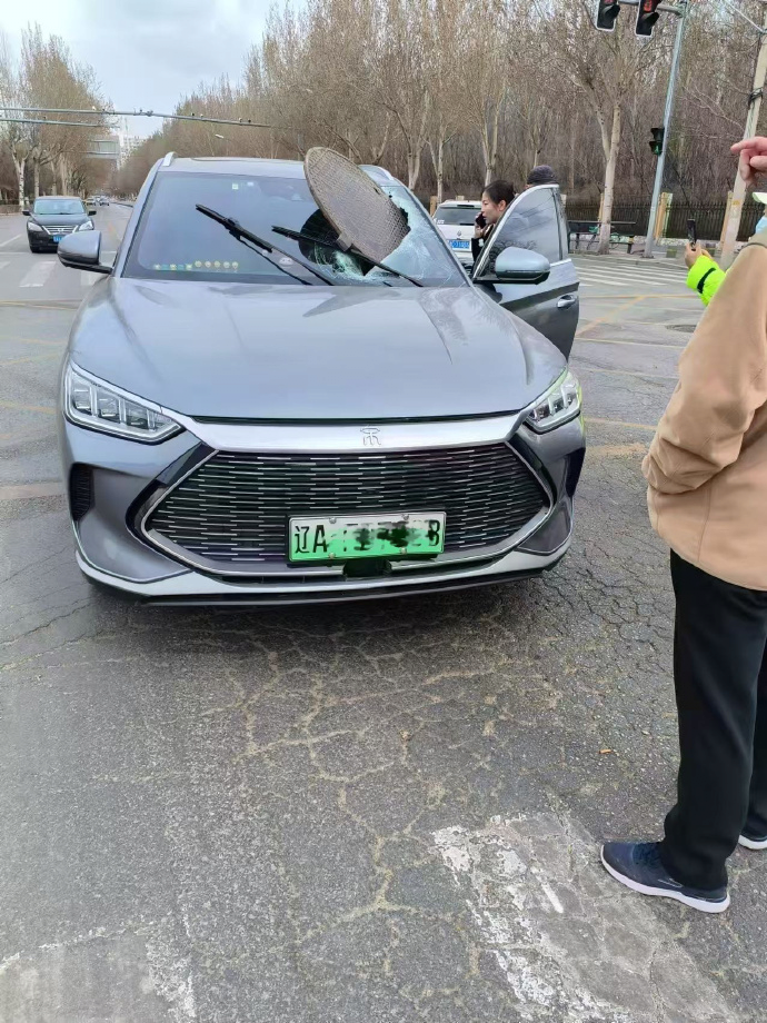 [유머] 운전 중 날아온 맨홀뚜껑 -  와이드섬