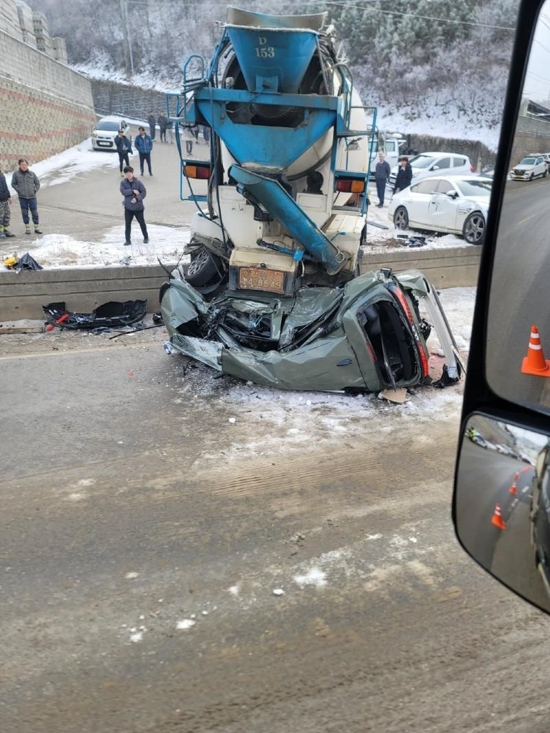 [유머] 오늘자 캐스퍼 완파 사고 사진 -  와이드섬