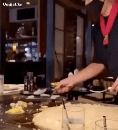 [유머] [유머]
		          새우 받아 먹기에 도전하는 할머니. -  와이드섬