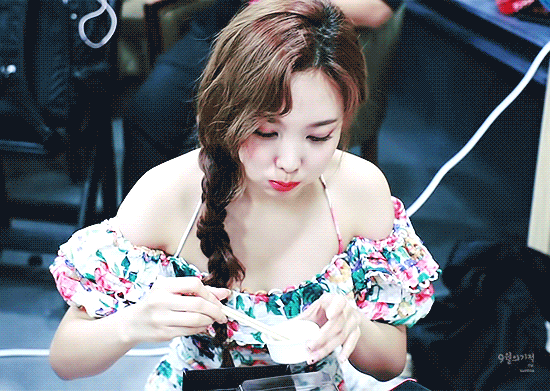 [유머] 초밥먹방중인 나봉 -  와이드섬