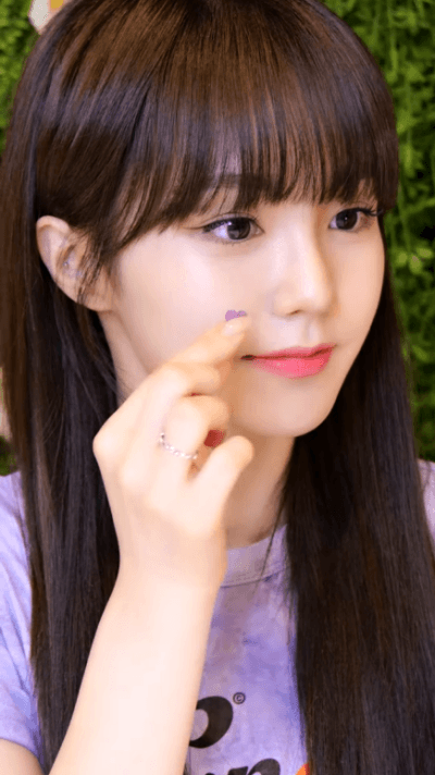 [연예] [움짤]         볼터치 하는 우아 나나 . GIF -  와이드섬