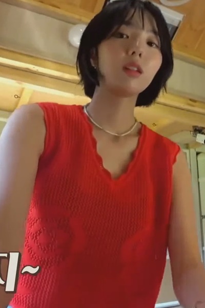 [연예] [움짤]             빨간 시스루 민소매 채수빈 -  와이드섬