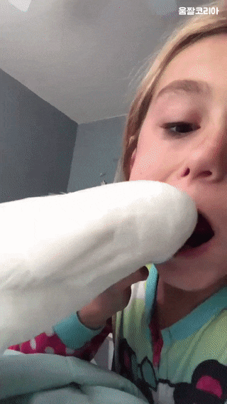 [유머] 야! 입 벌려! -  와이드섬