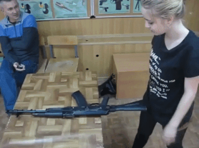 [유머] [기타]
		          흔한 러시아 여고생의 총기분해조립 시범.. -  와이드섬